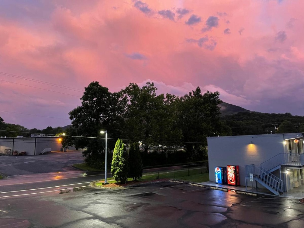 Super 8 by Wyndham Black Mountain Image 19